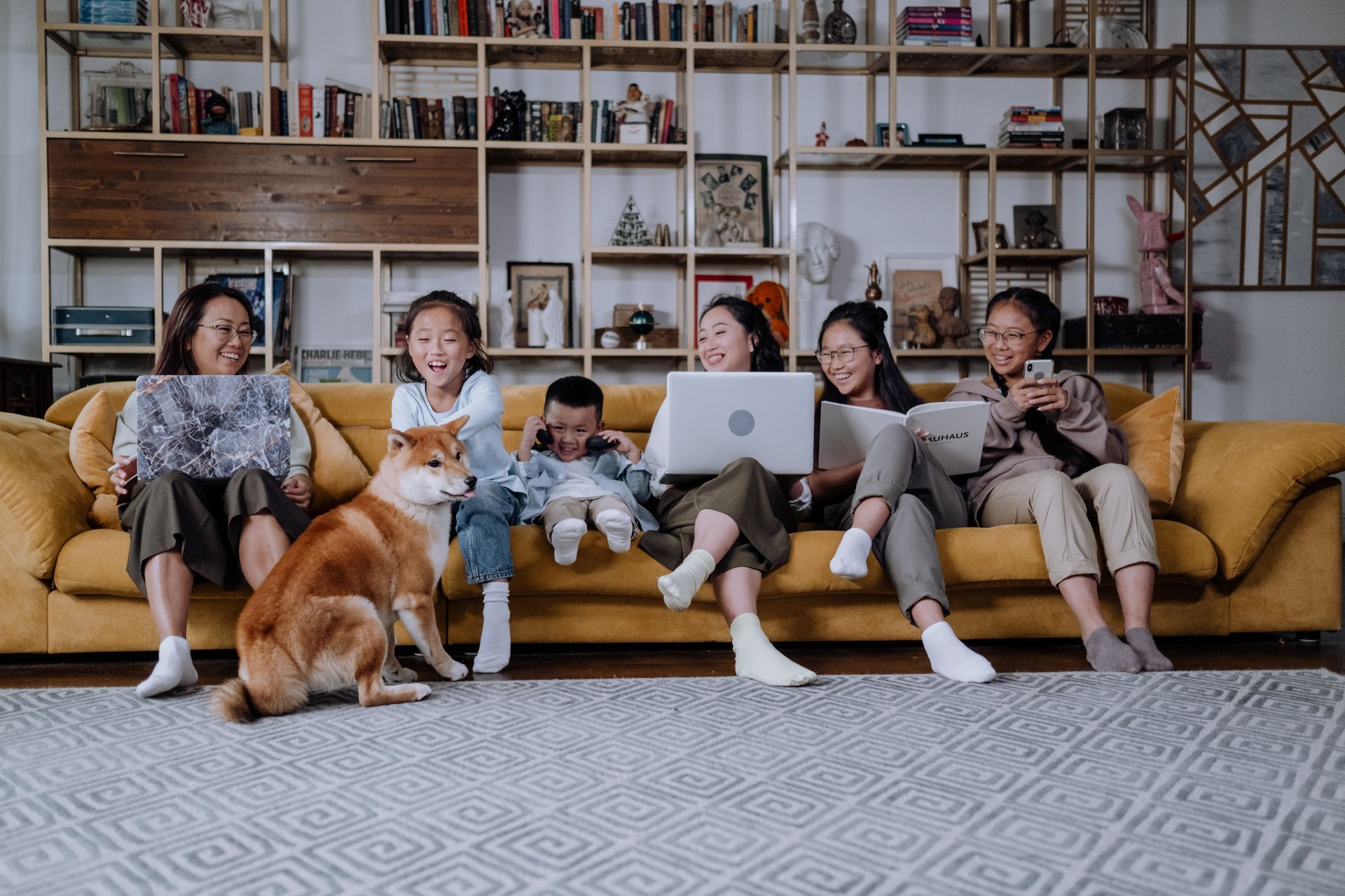 Mascotas disfrutando en un entorno de hogar cálido y familiar
